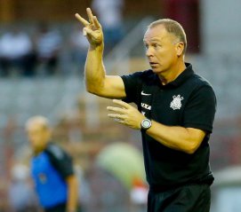 Técnico exalta liderança corintiana e ressalta motivação