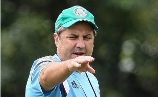 Na corda bamba, técnico se reúne com diretoria do Palmeiras