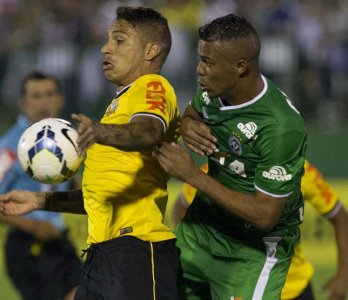 Zagueiro da Chapecoense indica “ajuda” da arbitragem ao Corinthians