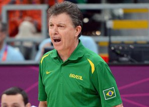 Basquete: Na Espanha, Magnano conversa com Rafael Luz e Bebê