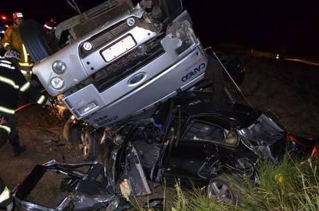 Ex-meia do Corinthians sofre grave acidente em rodovia, mas escapa ileso