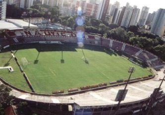 Copa do Brasil: Sem “casa”, meia do Santa Cruz critica gramado do Aflitos