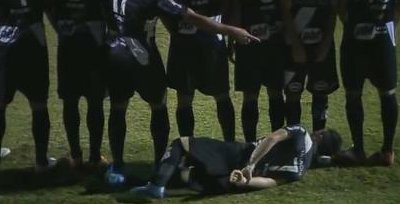 Jogador deita na barreira, e goleiro entra com a bola no gol: Teve Isso!