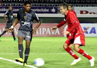 Zagueiro comemora primeira vitória do Boa Esporte na Série B