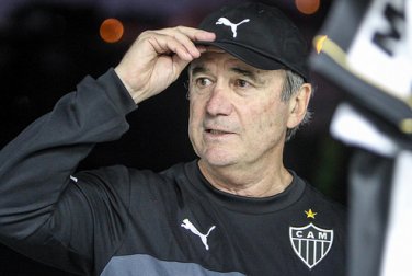 Levir Culpi testa Atlético-MG com 3 zagueiros em treino
