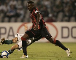 Presidente do São Paulo nega interesse e diz não conhecer zagueiro do Atlético-PR