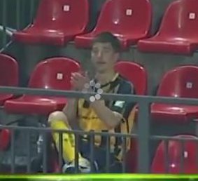 Essa é nova! Jogador marca, vai para a arquibanca e aplaude o próprio gol