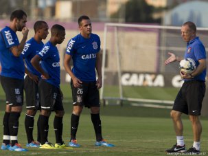 Antes de clássico, Mano minimiza polêmica com São Paulo