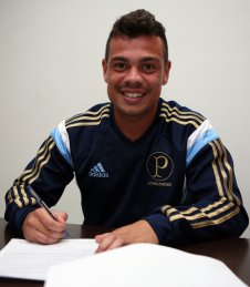 Palmeiras oficializa ex-meia do Vasco por empréstimo