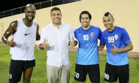 Visita ilustre: Ronaldo Fenômeno acompanha treino de Grafite em Dubai