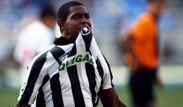 Lembra dele? Time do Brasileirão deve ter atacante “problema” de volta