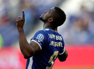 PORTUGUÊS: Benfica perde para o Porto, mas comemora título