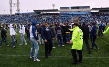 RUSSO: Clássico é suspenso após torcida invadir campo e agredir jogador
