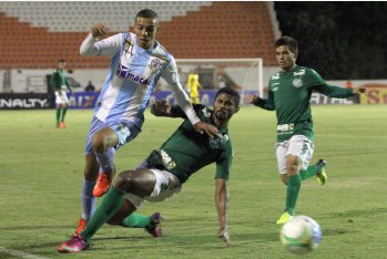 Guarani 1 x 0 Macaé – Ufa! Em jogo dramático, Bugre encerra jejum