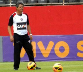 Técnico pede demissão do Vitória e deve assumir rival do Brasileirão