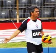 Cogitado no Palmeiras, ex-técnico do Vitória acerta com o Flamengo