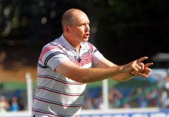 Diretoria banca permanência de técnico que ainda não venceu no Brasileirão