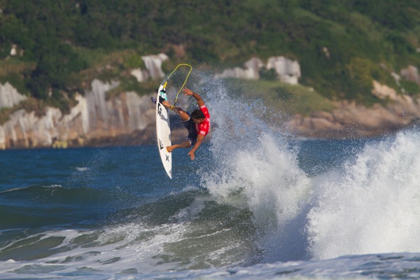 Brasileiros vão mal e surfista taitiano vence no Rio