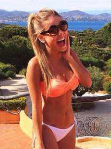 Fora da Copa, promessa do Timão busca consolo no colo de cantora no paraíso