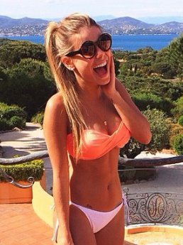 Fora da Copa, promessa do Timão busca consolo no colo de cantora no paraíso