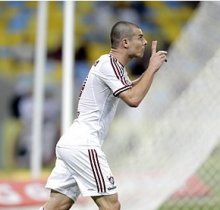 Santos estuda envolver camisa 8 em troca por meia do Fluminense