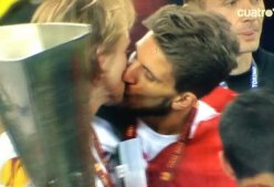 Vale usar a língua? Jogadores do Sevilla se beijam após título europeu. Assista!
