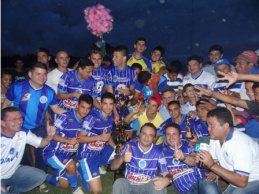 Rádio Tabajara entrega troféu para time campeão da 2ª cearense