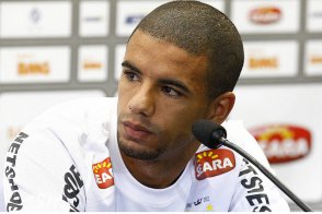 Lateral do Santos acerta tempo de contrato e salários com o Torino-ITA