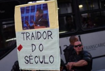 Copa 2014: Protesto coloca Rei do futebol como “traidor do século”