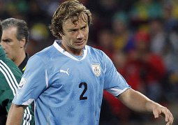 Capitão da seleção uruguaia é dispensado de clube inglês