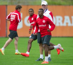 Ex-São Paulo treina e pode estrear com a camisa do Internacional