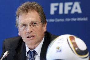 ‘Claro que vai ter Copa’, diz Valcke em chegada ao País