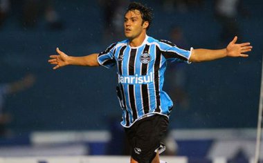 Atacante marca gol e é destaque em treino gremista