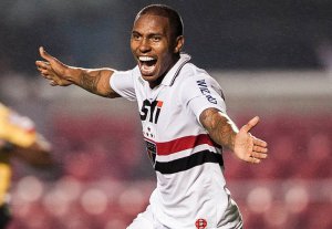 Zagueiro volta a ser solução na lateral direita do São Paulo