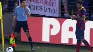 Espanhol: Daniel Alves condena racismo, mas diz evitar julgamento