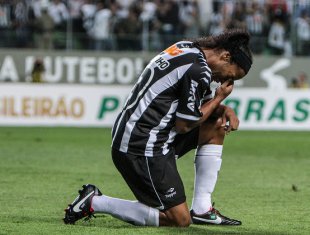 Meia e atacante podem reforçar Atlético no domingo