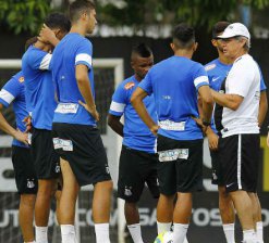 Elenco do Santos sai em defesa de Oswaldo após críticas de dirigente