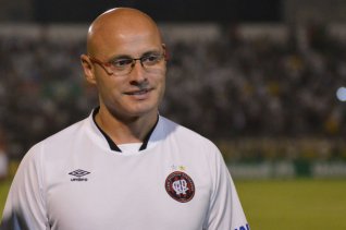 Técnico interino do Atlético-PR espera que time continue evoluindo