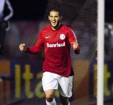 Artilheiro sofre pancada em treino e pode desfalcar o Internacional