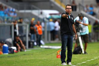 Enderson faz mistério sobre substituto de meia