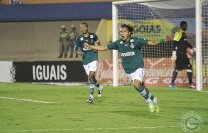 Jogador na Seleção FI comemora primeiro gol pelo Goiás