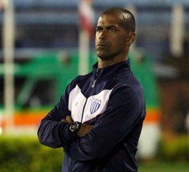 Série B: Com diretoria e elenco fracos, Avaí desiste do técnico Pingo após derrota