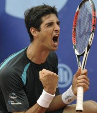 Tênis: Bellucci leva susto, mas vence na estreia em Paris