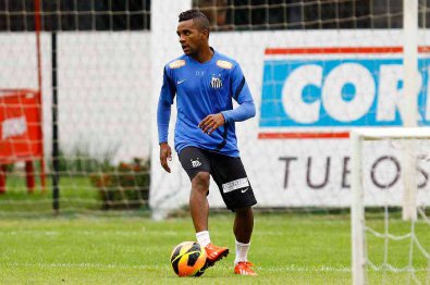 Sem lesão, Cicinho deve reforçar Santos contra Bahia