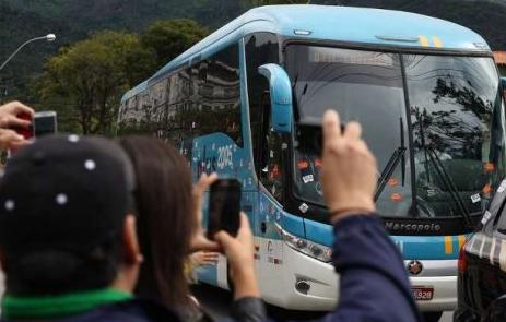 Copa 2014: Seleção chega a Teresópolis e também vê protestos