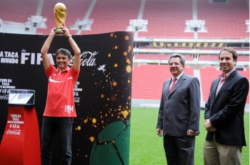 Copa 2014: Apesar do frio em Brasília, torcedores fazem fila para ver a taça