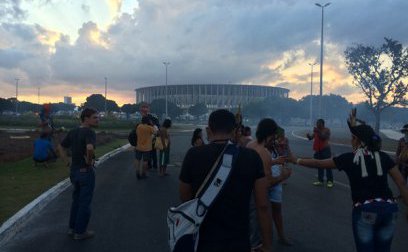 Copa 2014: Manifestantes querem a retirada da taça da Copa em Brasília
