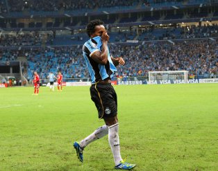 Enderson deve usar Zé Roberto como volante no Grêmio