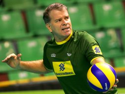 Vôlei: Bernardinho cobra melhora no saque contra Polônia