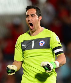 Espanhol: Goleiro chileno deve ser parceiro de Neymar no Barcelona